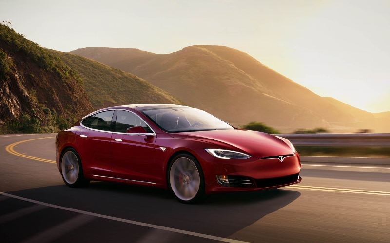 Tesla Model 3s (še vedno) zamuja...
