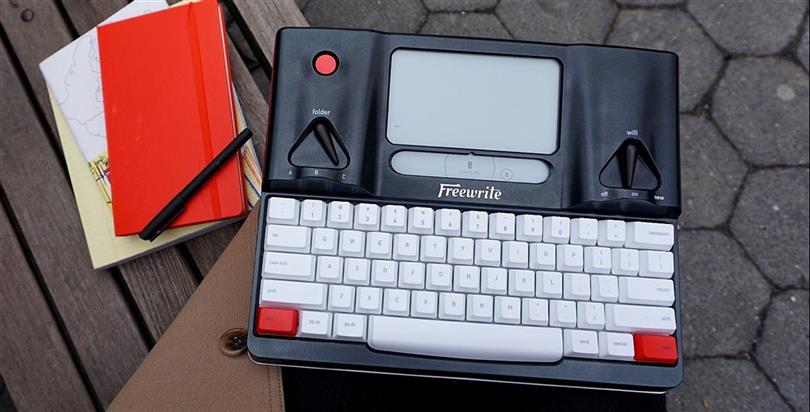 Pisalni stroj s katerim boste - za ceno iPada - pisali v največjem miru