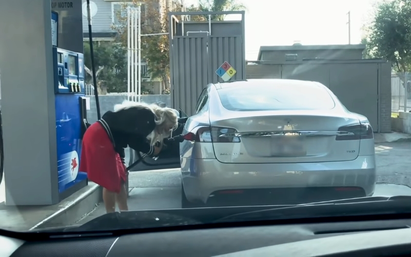 Tesla in bencin